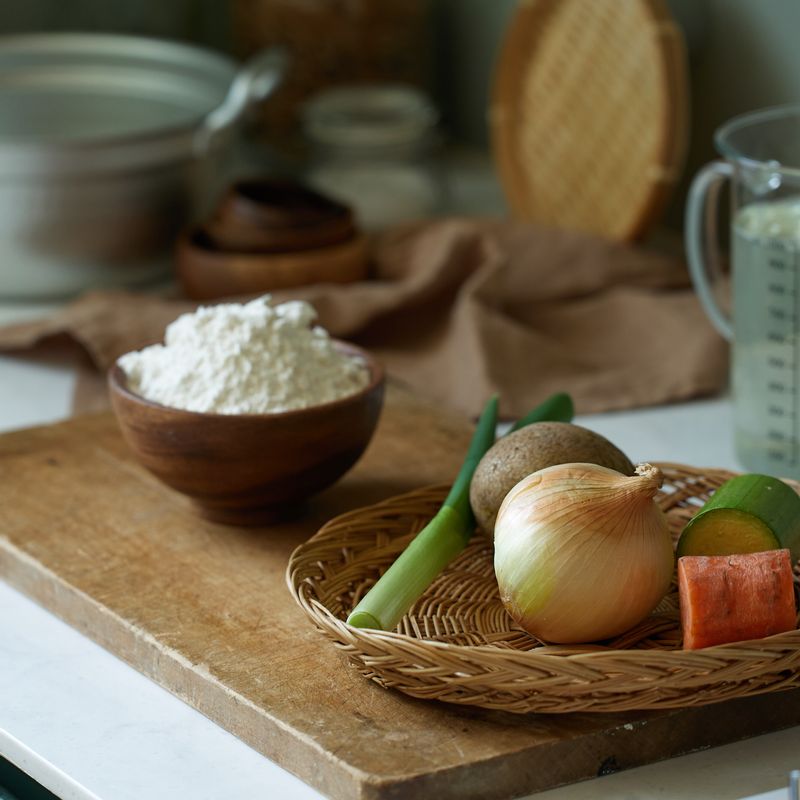 칼국수을 위한 재료 이미지로 따뜻한 물,다시마,애호박,당근,양파 등으로 구성 되어있습니다.