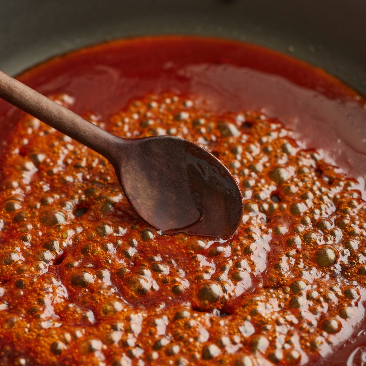 프라이팬에 양념 재료를 넣고 설탕이 녹을정도 까지 끓여주세요.