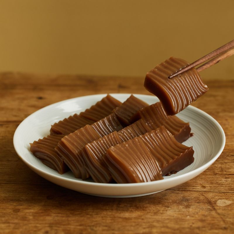 볼에 양념장 재료를 넣고 섞어주세요. 양념장을 곁들여 맛있게 즐겨주세요.