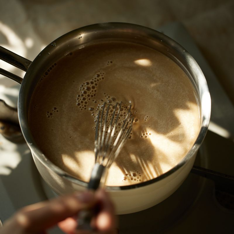 섞은 재료를 냄비에 담고 센불에서 한방향으로 빠르게 저어가며 끓여주세요.