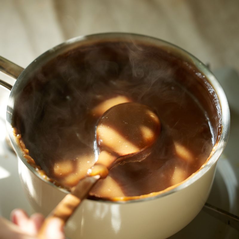 들기름과 소금을 넣고 다시 5분간 천천히 저어주세요. 
(tip. 들기름을 넣으면 묵에서 윤기가 나고 더욱 고소해요. 들기름이 없다면 참기름이나 일반 식용유를 사용해도 좋아요)