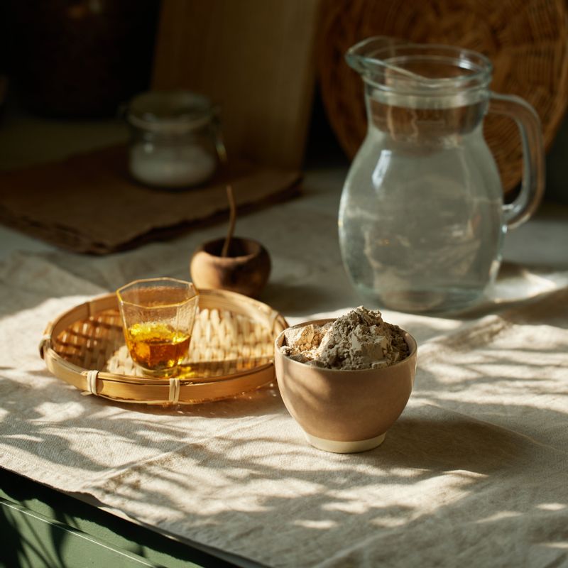 도토리묵을 위한 재료 이미지로 도토리가루,물,소금,들기름 등으로 구성 되어있습니다.