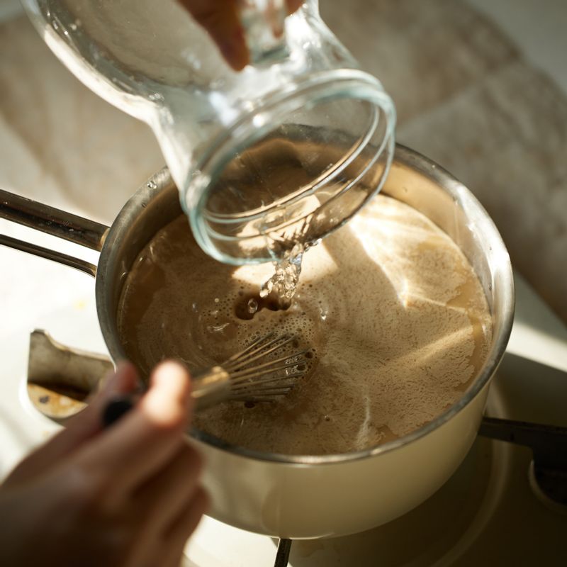 볼에 도토리가루와 물을 넣고 거품기로 잘 섞어주세요.