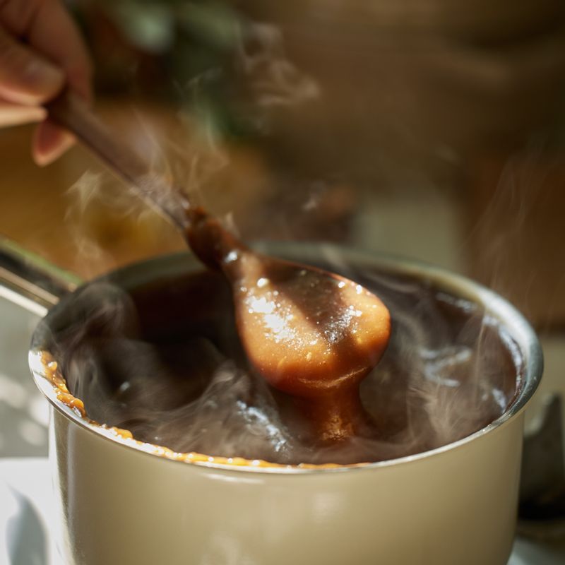 재료가 응고되면서 기포가 끓어오르기 시작하면 불을 약불로 줄이고 15분간 천천히 저어주세요.