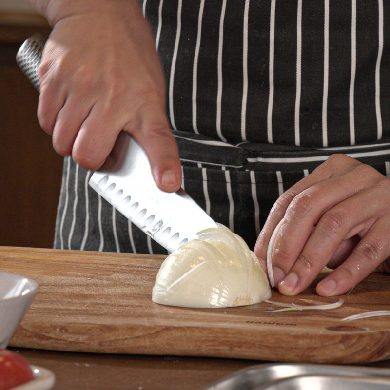 양파는 작게 다지고 토마토는 적당한 크기로 썰어 주세요. 파슬리와 바질은 잘게 썰어 준비해 주세요.
(tip. 파슬리는 줄기까지 썰어 주세요. 파슬리 대신 다양한 허브를 사용해도 좋아요)