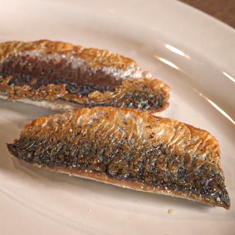 겉은 바삭, 속은 촉촉하게 익은 고등어구이를 맛있게 즐겨 주세요.