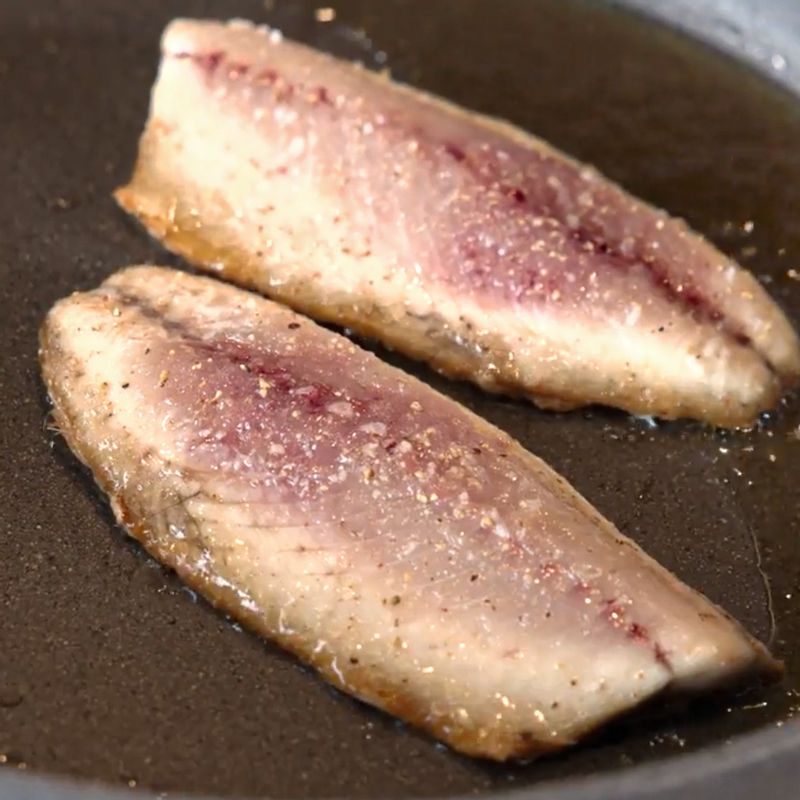 팬에 오일을 두르고 중간불로 달궈 주세요. 고등어의 껍질이 아래로 향하도록 올린 후, 중약불로 낮춰 10초 정도 꾹 눌러 구워주세요. 고등어가 80% 정도 익었을 때 뒤집어 10초 정도 더 익혀 주세요.