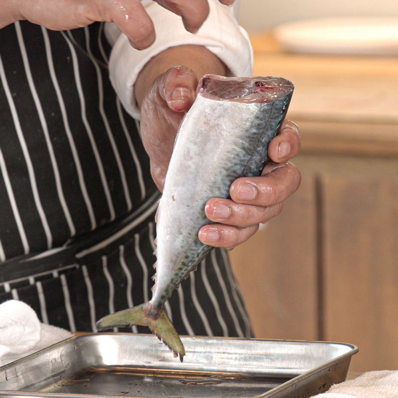 충분히 해동된 고등어를 깨끗하게 씻어 주세요. 고등어에 묻은 물기를 닦아내 수분을 완전히 제거해 주세요.
(tip. 수분을 제거해야 구울 때 기름이 튀지 않고 냄새가 안 나요)