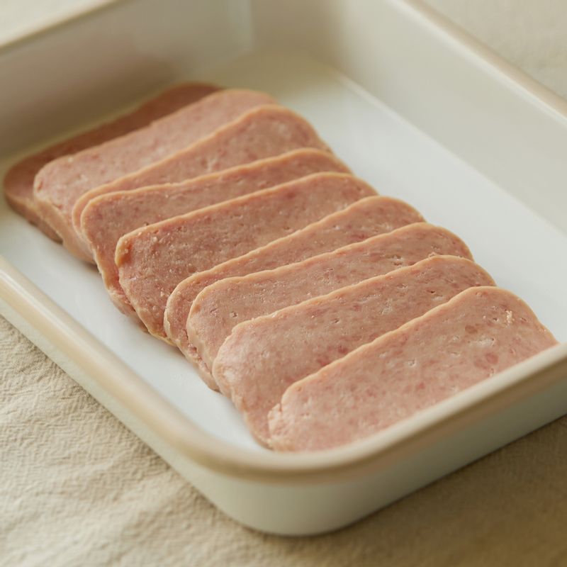 스팸은 편으로 먹기좋게 자르고 쪽파는 송송 썰어주세요. 볼에 소스 재료를 넣고 섞어주세요.