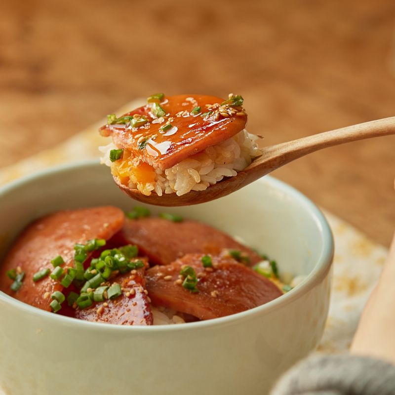 스팸덮밥 위에 통깨를 뿌려 맛있게 즐겨주세요.