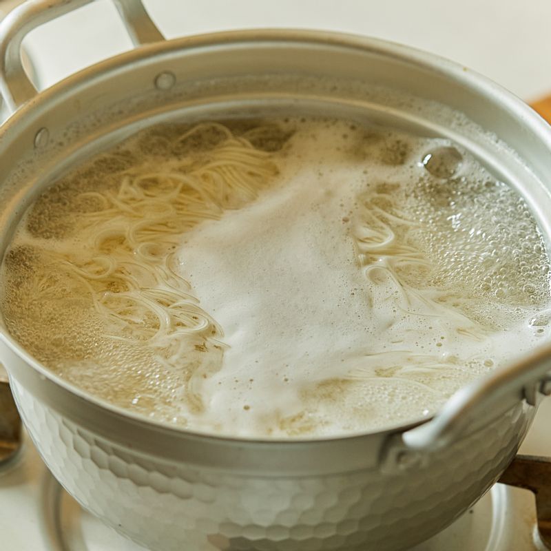 끓는 물에 소면을 펼쳐 넣고 젓가락으로 저어 면끼리 달라붙지 않도록 저어주고 물이 끓어오르면 찬물 반 컵을 2~3회 반복해서 부어 국수를 삶아주세요.