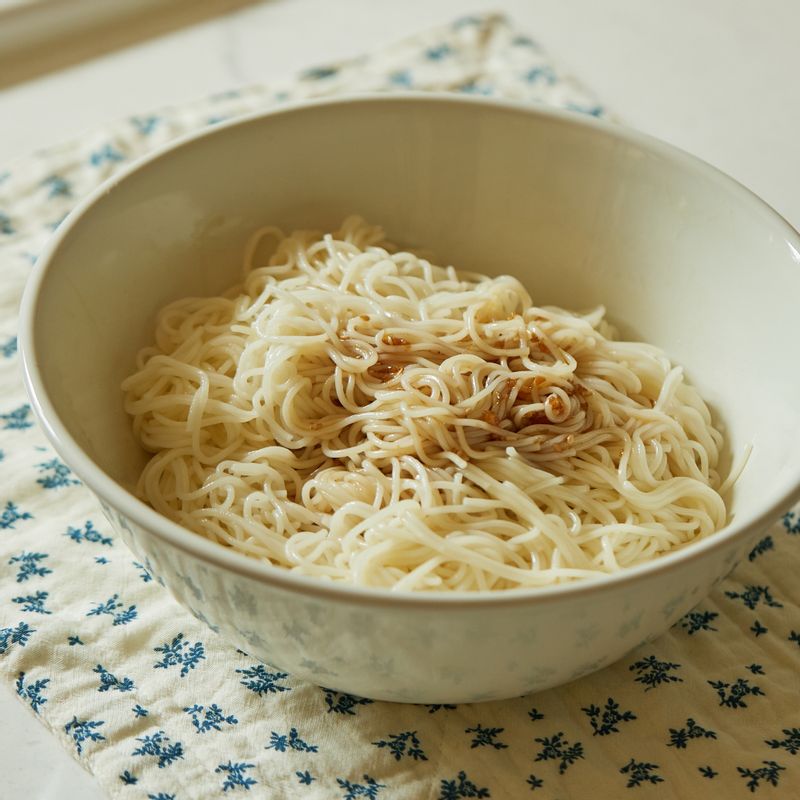 큰 볼에 삶은 국수와 국수 양념장을 넣고 골고루 섞어주세요.
(tip 기호에 따라 간장을 가감해서 간을 맞춰 주세요)