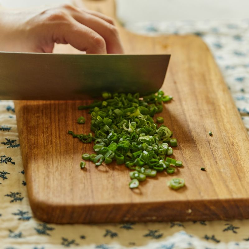 쪽파는 얇게 송송 썰어주세요. 볼에 국수 양념 재료를 넣어 섞어주세요.