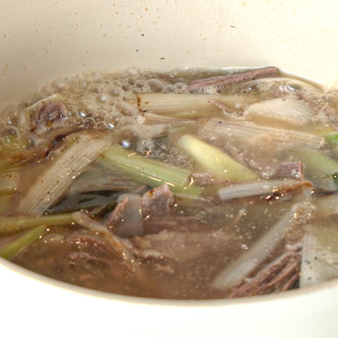 냄비에 잡육 육수와 다시마를 넣고 끓여 주세요. 소금과 후춧가루로 간을 해 주세요.