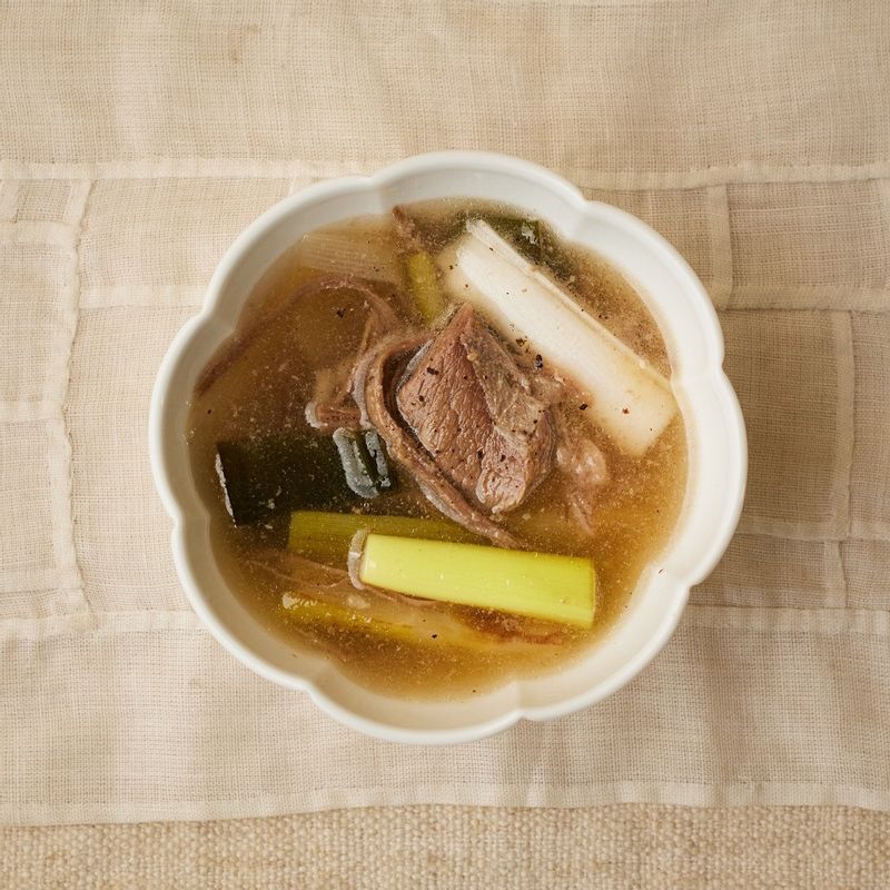 간마늘을 넣고 한소끔 끓인 후 뜨끈하게 밥과 함께 즐겨주세요.