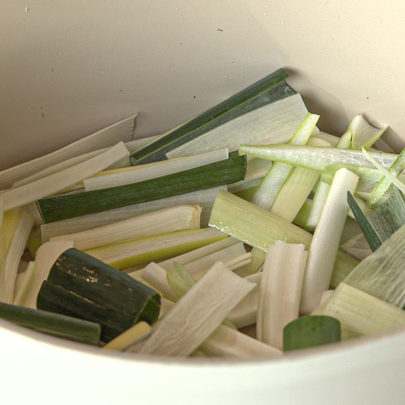 냄비에 식용유를 두른 후 대파를 볶아 주세요. 
(tip. 식용유를 살짝만 넣어야 느끼해지지 않아요)