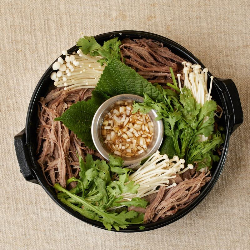 한소끔 끓인 후 고기와 채소를 양념장과 곁들여 맛있게 즐겨주세요.
(tip. 냉면이나 당면 사리를 넣어서 함께 먹어도 맛있어요)