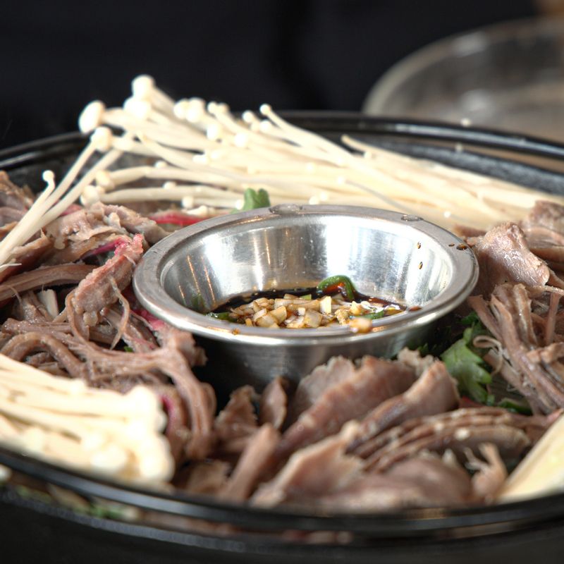 팽이버섯과 쑥갓, 깻잎을 올려 주세요.