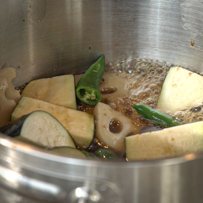 냄비에 양념 재료를 넣고 끓이다가 연근, 가지, 청양고추, 잡육을 넣어 10분 정도 끓여 완성해 주세요.