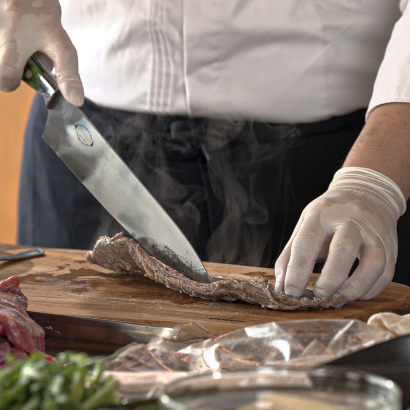 삶은 잡육을 먹기 좋은 크기로 썰어 주세요. 가지와 연근, 고추씨를 뺀 청양고추를 큼지막하게 썰어 주세요.
(tip. 무, 마 등 다른 채소를 대체하거나 더해도 좋아요)