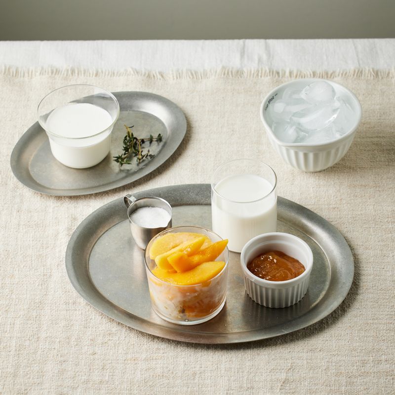 복숭아 프라푸치노을 위한 재료 이미지로 냉동 복숭아,복숭아잼,우유,얼음 등으로 구성 되어있습니다.