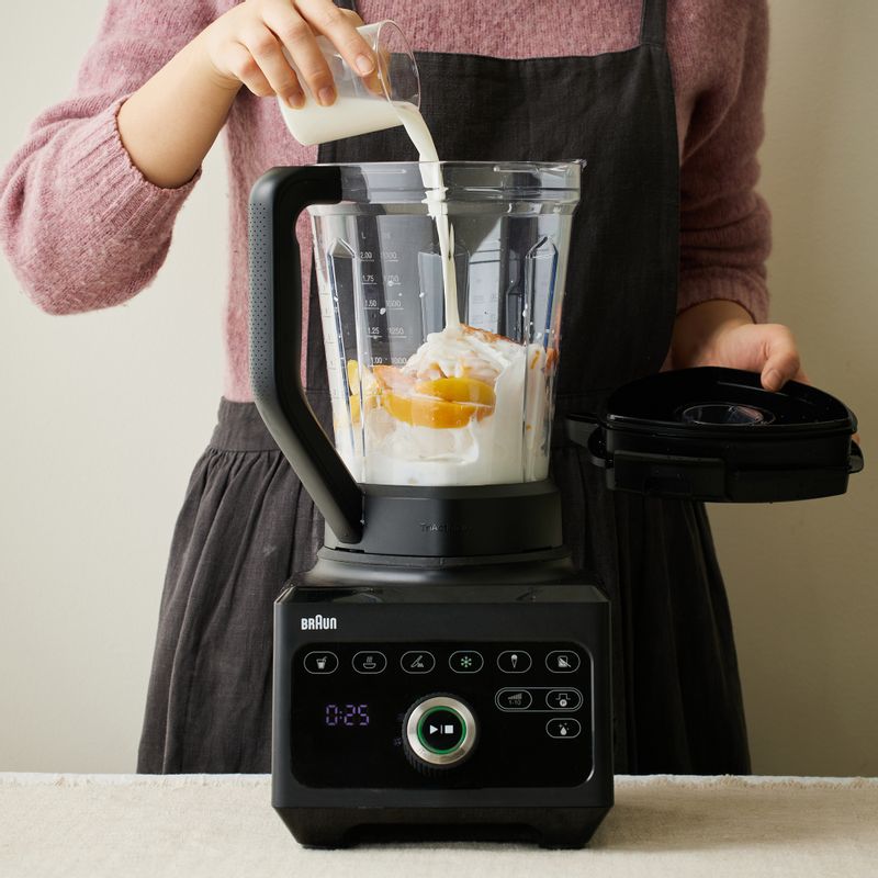 블렌더에 재료를 모두 넣고 갈아주세요.
(tip. 냉동 복숭아가 없다면 복숭아 통조림을 얼려두었다가 사용해도 좋아요. 통조림 사용할 경우 통조림 국물 60g과 설탕 1큰술을 같이 갈아주세요)