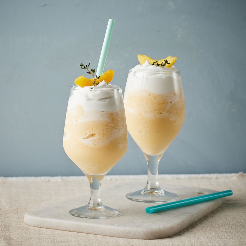 컵에 피치 프라푸치노를 담고 휘핑크림을 올린 후 허브로 장식해 주세요.
(tip. 복숭아 잼이 없다면 설탕을 2~3큰술 정도 넣어도 좋아요)