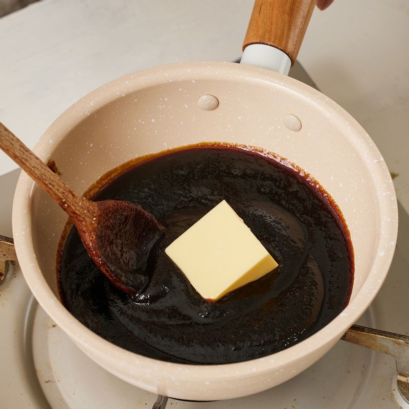 냄비에 간 사과와 설탕을 넣고 중약불에서 10분간 끓이다가 버터를 넣고 10분 더 끓여주세요. 약불에서 저어가며 졸여주세요.
(tip. 흑설탕을 넣으면 색이 짙어져요. 없다면 일반 설탕을 사용해도 좋아요)