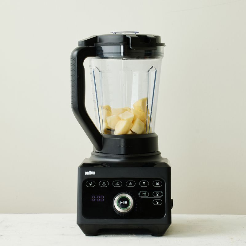 블렌더에 사과를 넣고 곱게 갈아주세요.