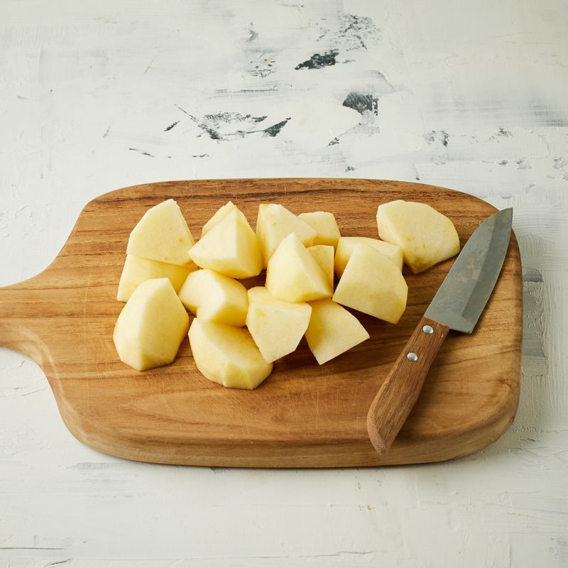 사과는 껍질과 씨를 제거하고 깍뚝 썰어주세요.