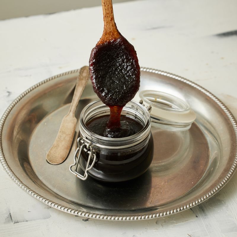 졸여진 애플버터는 소독한 유리병에 담아 주세요. 빵에 발라 맛있게 즐겨 주세요.