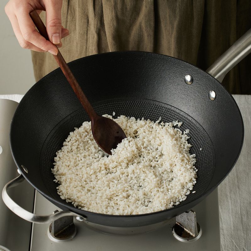 달군 팬에 물기를 제거한 쌀과 찹쌀을 넣어 약불에서 약 10분간 볶아주세요.