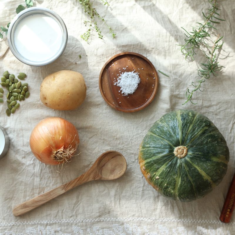 단호박수프을 위한 재료 이미지로 단호박,감자,양파,물,생크림 등으로 구성 되어있습니다.