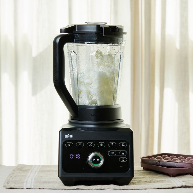 아이스큐브에서 우유얼음을 빼 낸 후 블렌더에 넣어 곱게 갈아주세요.