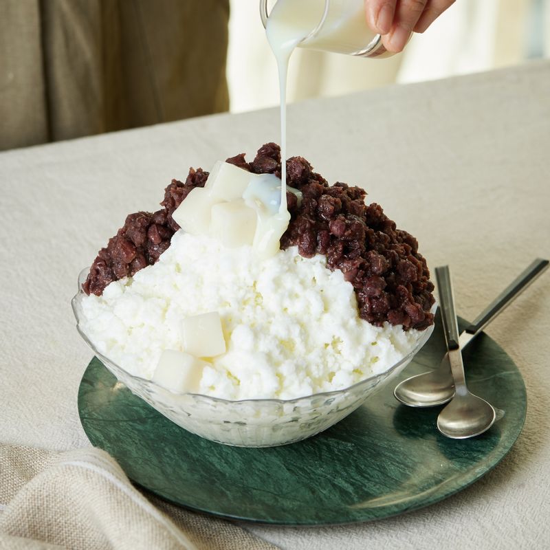 빙수 그릇에 담고 팥과 연유, 빙수 떡을 올려주세요.
(tip. 기호에 따라 미숫가루, 과일, 아이스크림을 올려 드셔도 맛있답니다)