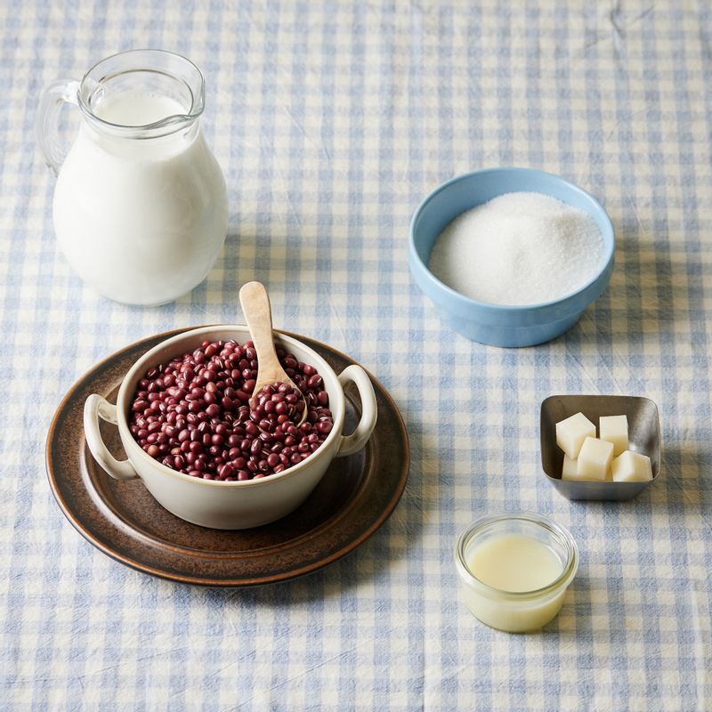 팥빙수을 위한 재료 이미지로 팥,우유,연유,설탕,소금 등으로 구성 되어있습니다.