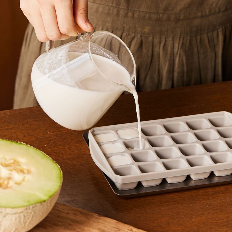 아이스큐브에 우유를 넣어 냉동실에서 5시간 이상 얼려주세요.