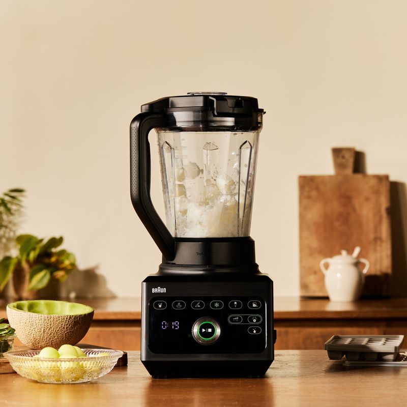 아이스큐브에서 우유 얼음을  빼 낸 후 블렌더에 넣어 곱게 갈아주세요.