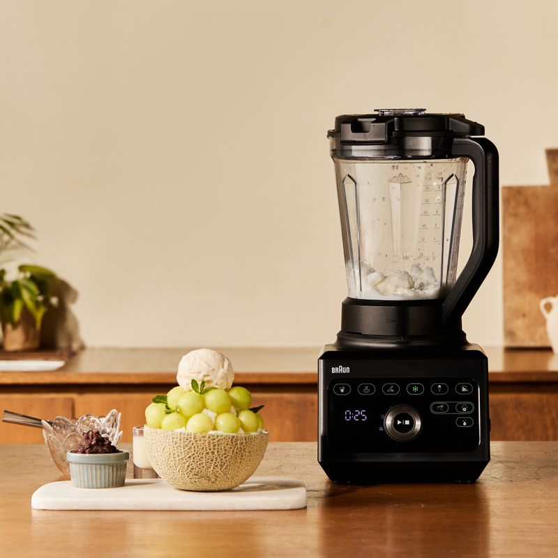 멜론볼의 윗부분에 아이스크림을 동그랗게 떠서 올려주세요.
(tip. 부족한 단맛은 연유를 뿌려서 맛있게 드세요)