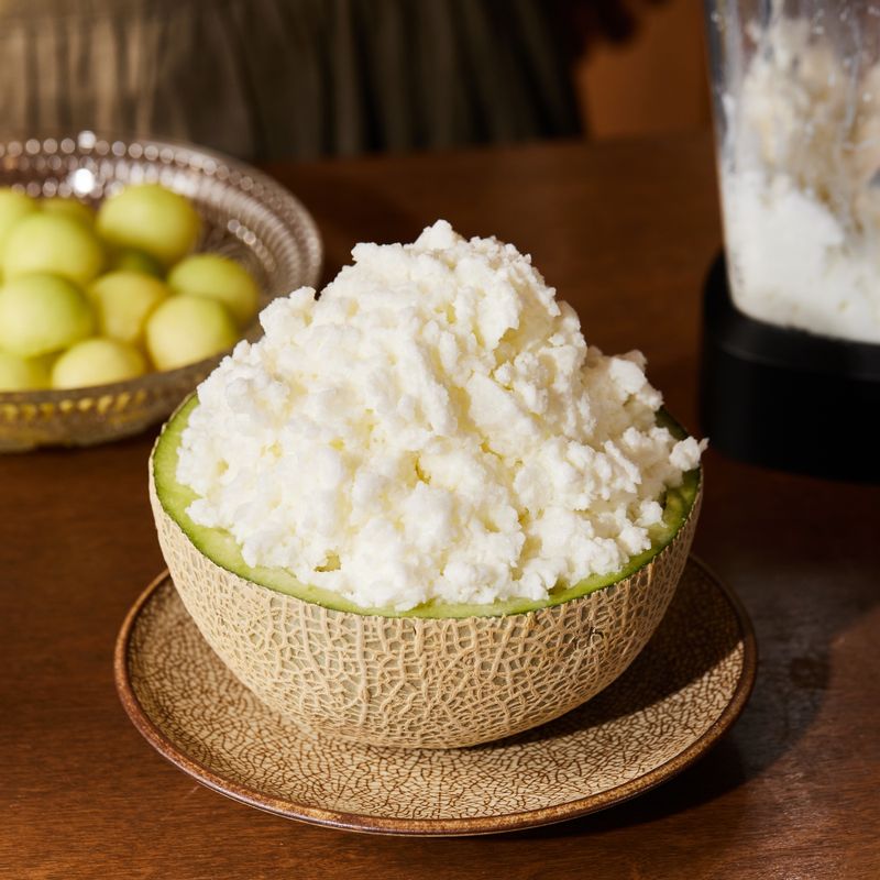 멜론볼에 멜론 우유빙수를 쌓아 올린 후 동그랗게 파낸 멜론볼을 가장자리부터 붙여주세요.