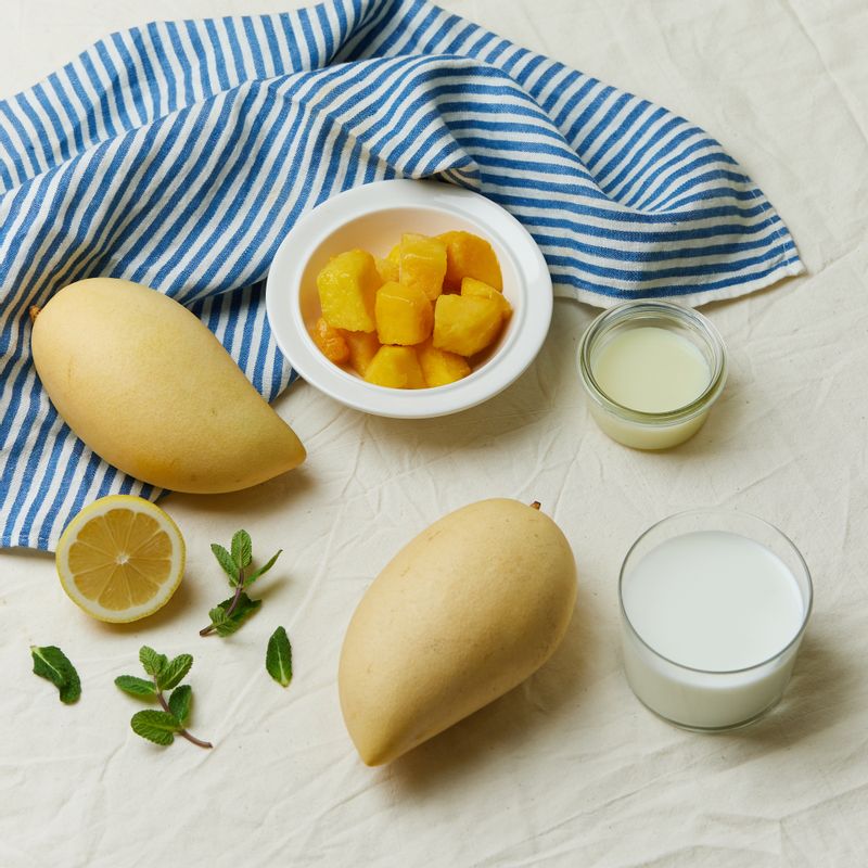 망고빙수을 위한 재료 이미지로 망고,우유,연유,민트잎(생략 가능) 등으로 구성 되어있습니다.