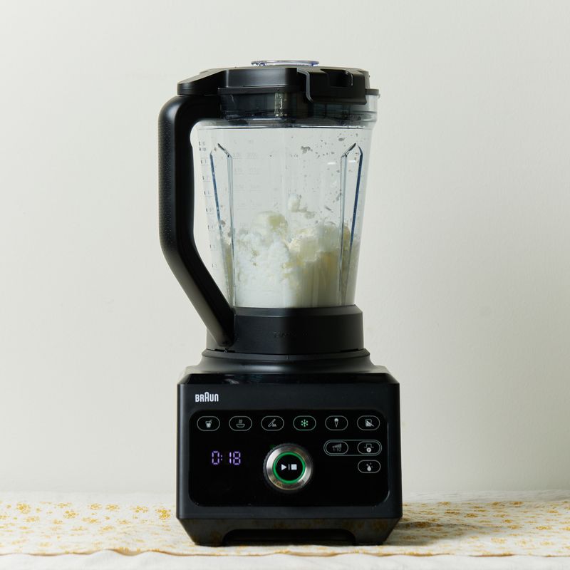 아이스큐브에서 우유얼음을 빼 낸 후 블렌더에 넣어 곱게 갈아주세요.