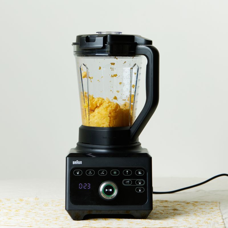 블렌더에 망고와 물을 넣어 간 후 냄비에 넣고 설탕 3큰술을 넣어 중약불에서 4분 정도 끓여주세요. 마지막에 레몬즙을 넣어 1분 정도 끓여 망고소스를 만들어 준 후 냉장고에 넣어 차갑게 준비해주세요.