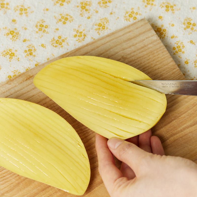 장식용 망고는 반으로 자르고 칼집을 낸 후 수저로 껍질을 벗겨주세요.