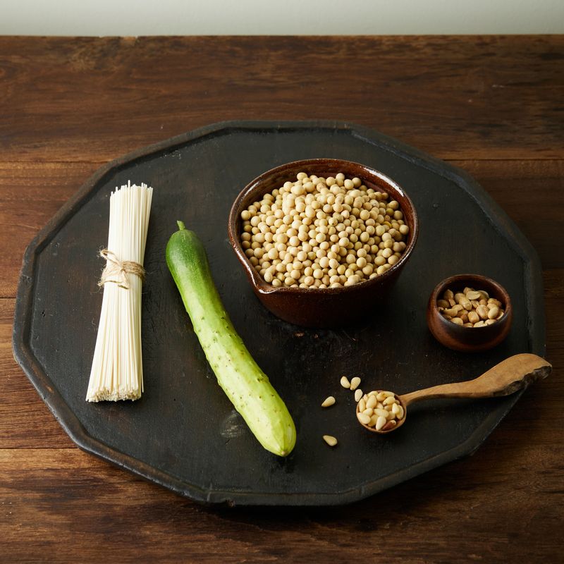 콩국수을 위한 재료 이미지로 콩(대두),볶은 땅콩,잣(생략 가능),중면(1인분 기준),파프리카(생략 가능) 등으로 구성 되어있습니다.