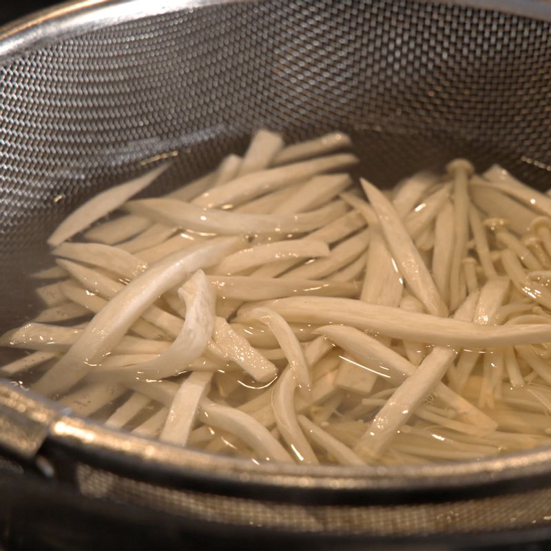 물에 치킨 파우더를 약간 넣고 끓여주세요. 새송이버섯, 팽이버섯, 곤약, 죽순을 데친 후 채반에 밭쳐 한김 식혀주세요. 볼에 계란 흰자를 담아 풀어 주세요.