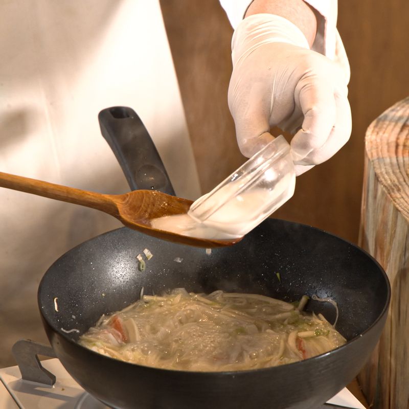 물에 전분을 넣고 묽게 푼 후 넣어 주세요. 소금을 넣어 간을 해주세요.
(tip. 전분은 한 번에 넣지 않고 여러 번에 나눠 천천히 넣어주세요. 걸죽한 느낌이 되었을 때 팬을 여러번 흔들어 볶아주세요)