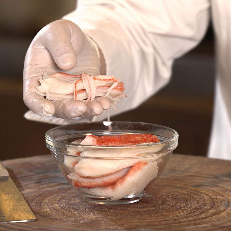 크래미는 손으로 찢어주세요. 새송이버섯 기둥 부분과 죽순, 곤약, 대파를 채 썰어주세요. 팽이버섯은 밑동을 썰어내고 손으로 떼어내 준비해 주세요.