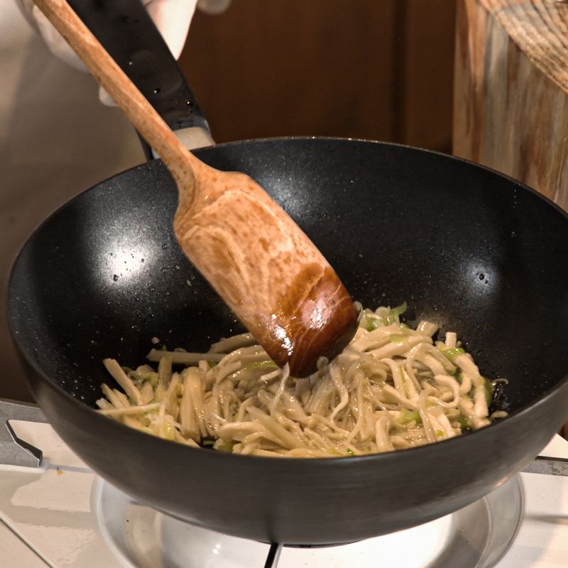 볶아 놓은 버섯, 죽순, 잘게 찢은 크래미를 넣고 같이 볶아 주세요. 육수를 넣어 한소끔 끓여 주세요. 
(tip. 게살은 반씩 나눠 넣고 볶아주세요)