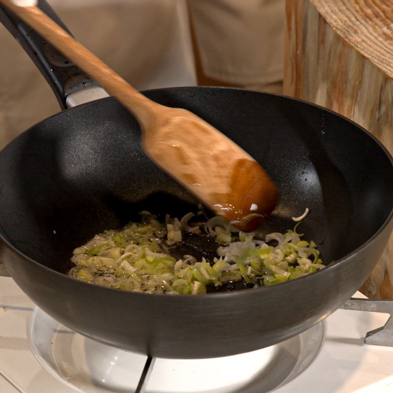 달군 팬에 차가운 파기름을 두른 후 다진 대파와 다진 생강을 넣어 볶아주세요. 약불로 볶으면서 향을 내 주세요.
(tip. 중식의 기본으로 ‘팬은 뜨겁게 기름은 차갑게!’를 기억해 주세요)
(tip. 파기름에 다진 대파를 넣어 한 번 더 파기름을 낸다고 생각하면 좋아요)